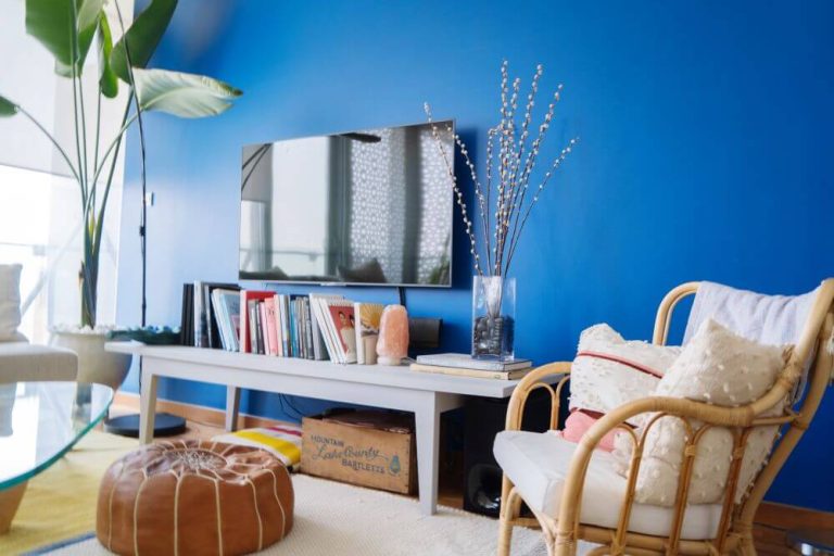 Living room with TV and blue wall - TurnKey Painter